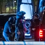 Polisens bombtekniker på plats på Rosengård på fredagskvällen. 
