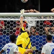Kap Verdes målvakt Vozinha räddar mot Spanien.