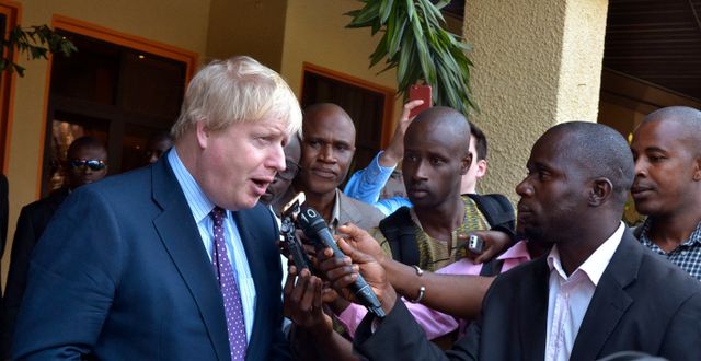 Storbritanniens utrikesminister Boris Johnson talade med reportrar innan besöket med Gambias president Adama Barrow på tisdagen. Kuku Marong / TT / NTB Scanpix