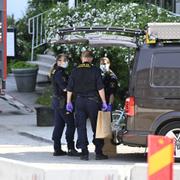 Polisens tekniker på plats utanför Frivården i Huddinge där man undersöker ett misstänkt farligt föremål.