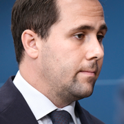 Biståndsminister Benjamin Dousa/Människor i Mogadishu, maj 2025. 