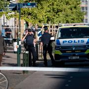 Polis på plats i centrala Malmö i augusti förra året. En 13-årig pojke sköt en man i 25-årsåldern, som blev allvarligt skadad men överlevde. Mannen som tros ha lagt ut morduppdraget har nu häktats.