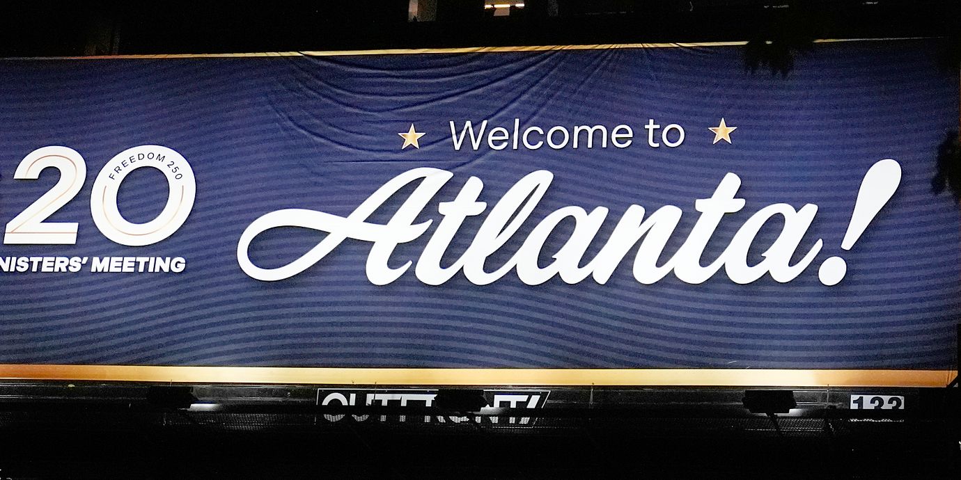 Välkomstskyltarna i Atlanta inför dagens möte.