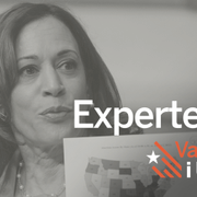 Kamala Harris håller upp en karta som visar aborträttigheterna i olika delstater.