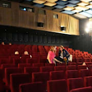 Besökare i väntan på att ”Melania” ska börja visas i Ljubljana i Slovenien. 