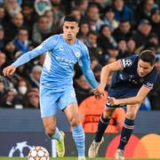 Manchester Citys Joao Cancello och PSG:s Ander Herrerra i en duell. 