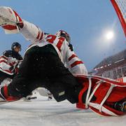 Kanadas m ålvakt Carter Hart under JVM-mötet med USA 29 december.