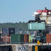 En truck flyttar containrar i hamnen i Helsingborg (arkivbild från maj 2023)