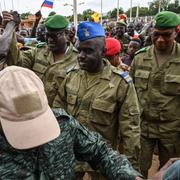 Generaler anländer till arenan i Niamey på söndagen, där tiotusentals människor samlades och visade sitt stöd till kuppmakara.