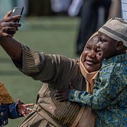 En kvinna tar en bild med sina barn i Goma i Kongo-Kinshasa. Arkivbild.