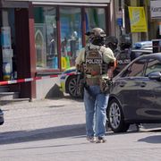 Polis utanför banken.