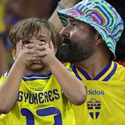 Svenska fans firar efter segern från Tunisien.