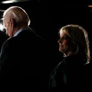 Joe Biden och hustrun Jill möter väljarna i Iowa.