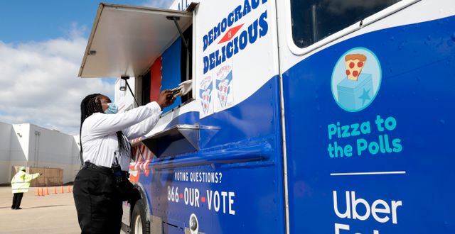 Pizza to the Polls partnered with Uber Eats and more to provide food trucks at voting sites across the country, Thursday, Oct. 29, 2020 in Houston. Michael Wyke / TT NYHETSBYRÅN