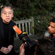 Kazuo Ishiguro talar med media utanför sitt hem efter nyheten. 