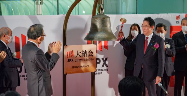 Japans premiärminister Fumio Kishida ringer i börsklockan för att markera att handelsåret är avslutat på Tokyobörsen.  Nicolas Datiche / AP
