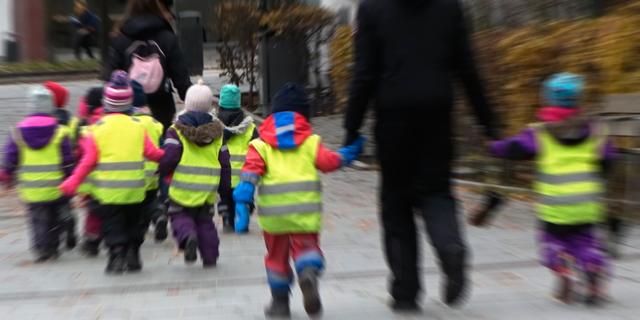 Förskolebarn på promenad. Hasse Holmberg/TT / TT NYHETSBYRÅN