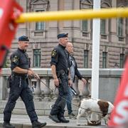 Arkivbild: Polis med bombhundar utanför riskdagen i Stockholm.