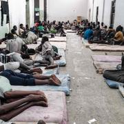 Ett migrantcenter i Libyen, arkivbild. Många faller offer för människosmugglare, våld och utpressning.