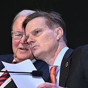 Arkivbild. Swedbanks ordförande Göran Persson samspråkar med bankens vd Jens Henriksson.
