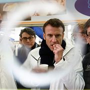 Frankrikes president vid ett besök på Europas största matmarknad i Rungis, Paris.