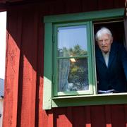 Hans Alfredson fotad inför sin 80 årsdag 2011.