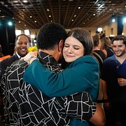 Haley Stevens, som hoppas bli Demokraternas kandidat till senaten för Michigan, kramar en besökare på sin valvaka på onsdagen.