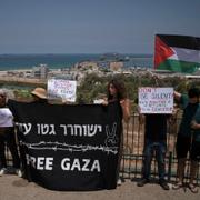 Demonstranter i den israeliska hamnstaden Ashdod dit Madleen bärgades av de israeliska styrkorna.