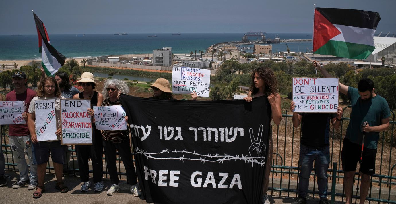 Demonstranter i den israeliska hamnstaden Ashdod dit Madleen bärgades av de israeliska styrkorna.