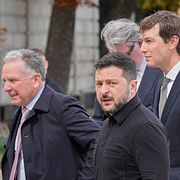 Ukrainas president Volodymyr Zelenskyj och Donald Trumps fredsmäklare Steve Witkoff och Jared Kushner.