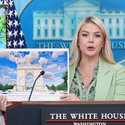 Vita husets presstalesperson Karoline Leavitt presenterar triumfbågen.