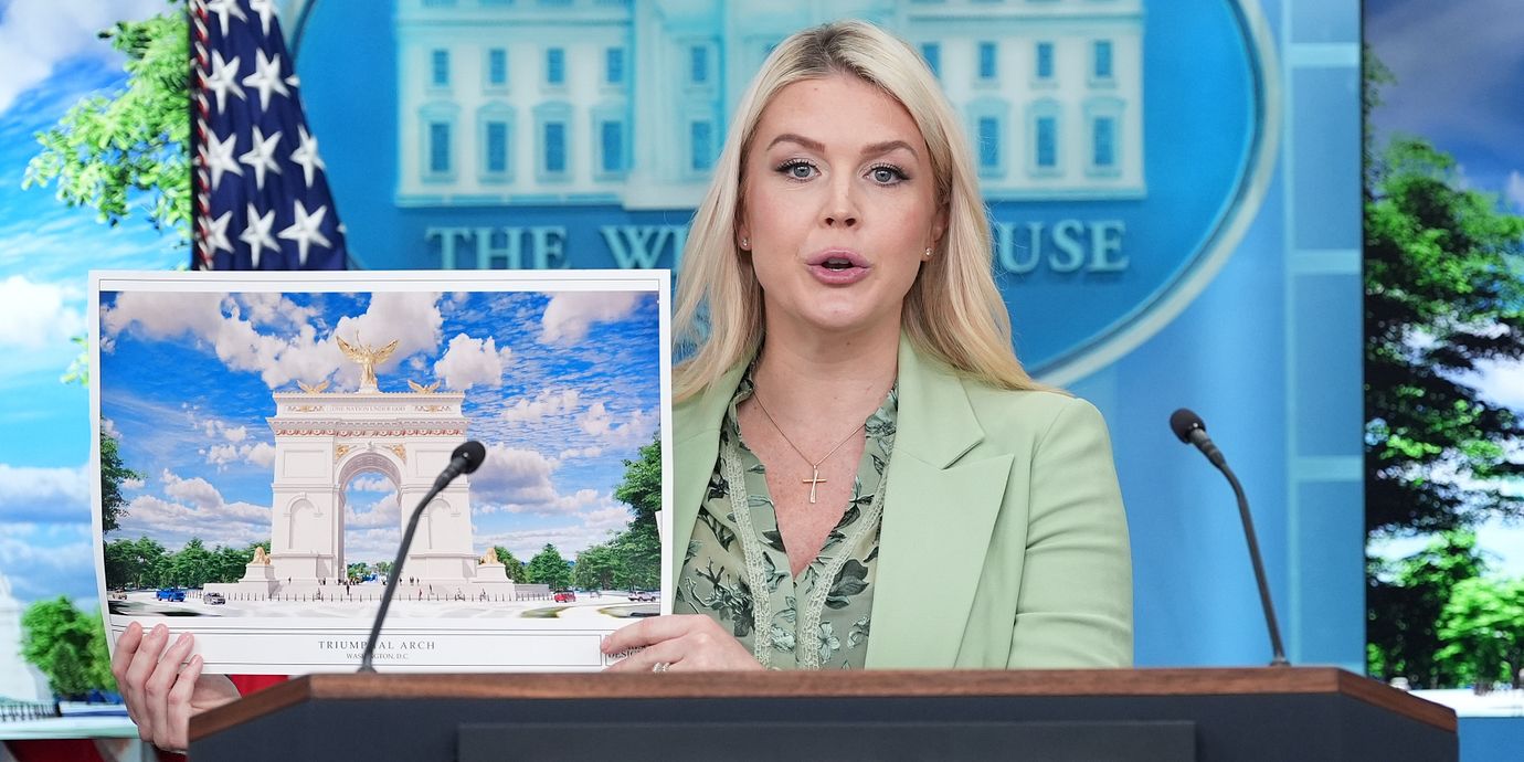 Vita husets presstalesperson Karoline Leavitt presenterar triumfbågen.