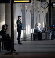 Dansk polis på Kastrup efter att den Danmark beslutat att stärka gränskontrollerna mot Sverige tidigare i sommar.