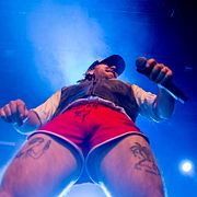 Valter Nilsson under en spelning på Pustervik i Göteborg den 1 april – som vanligt iklädd sina röda shorts.