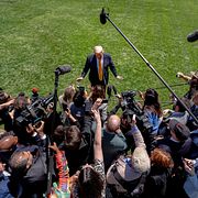Donald Trump möter pressen strax innan avresan till Kina för ett möte med president Xi Jinping.
