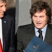 Argentinas President Javier Milei, med landets finansminister, efter ett möte med USA:s finansminister i Buenos Aires.. 