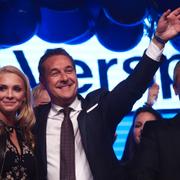 FPÖ:s partiledare Heinz-Christian Strache tillsammans med sin fru Philippa Beck under valnatten. 