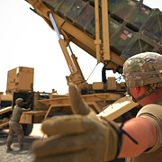 Amerikansk militär nära ett Patriotsystem, arkivbild.