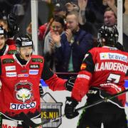 Johan Olofsson jublar efter sitt 4-1 mål under torsdagens ishockeymatch i SM-slutspelet kvartsfinal 6 i bäst av 7 mellan Malmö Redhawks och Frölunda HC i Malmö Arena. 