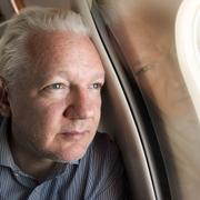 Den 25:e juni publicerade Wikileaks en bild på sin grundare Julian Assange ombord ett flygplan till friheten.