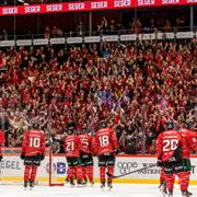 Örebros spelare jublar framför supportrarna efter matchen. 