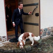 Kristersson på Harpsund med hunden Winston. Arkivbild.