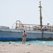 En soldat vid ett fartyg i Bab al-Mandeb-sundet
