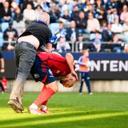 Supportern när han försökte slå Österspelaren Sebastian Starke Hedlund.