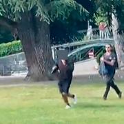 Bild som uppges visa den misstänkte knivmannen.