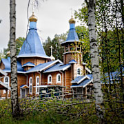 Västerås kommun motiverar tvångsinlösningsansökan med att kyrkan ligger nära flygplatsen – och risken för kopplingar till Moskva. 