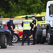 Polis och räddningstjänst på plats med en större insats på Brinellskolan i Fagersta efter att flera personer ska ha skadats av en man med svärd.