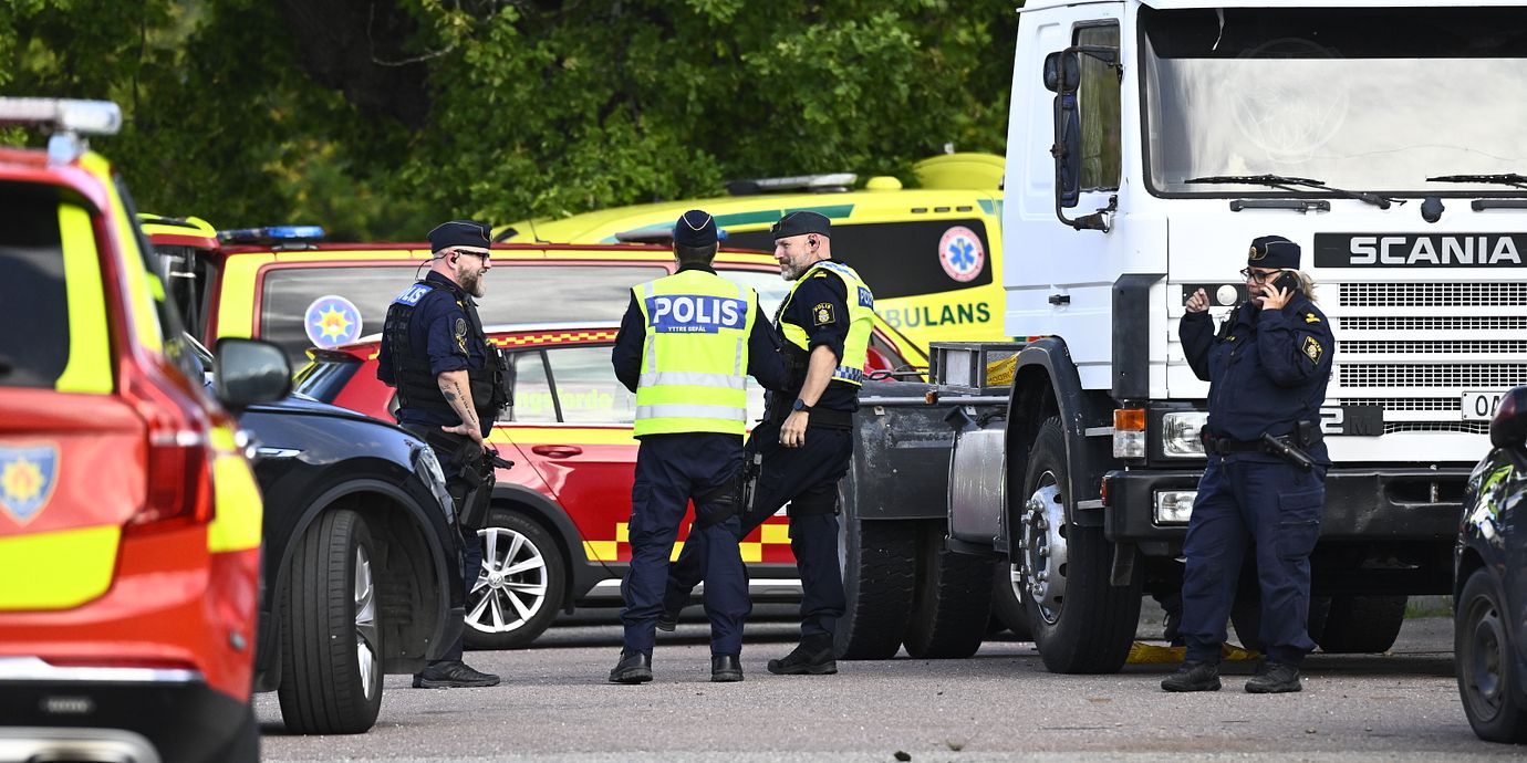 Polis och räddningstjänst på plats med en större insats på Brinellskolan i Fagersta efter att flera personer ska ha skadats av en man med svärd.