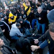 Demonstranter drabbar samman med polis utanför rättssalen i Tel Aviv.