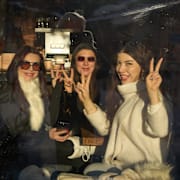 Vid det stora varuhuset GUM i centrala Moskva kan de privilegierade leva livet ungefär som vanligt. Bilden är från februari 2026. 